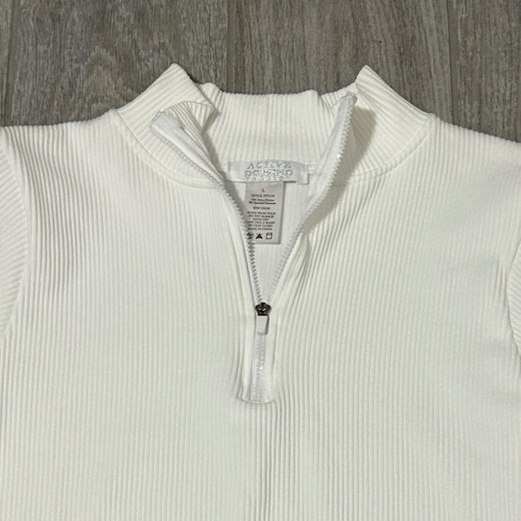 Active Domino Tops - NWOT! Women's Active Domino Ribbed Long Sleeve White Sport Cropped Top - LARGE